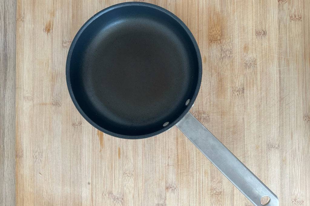 Induktionspfannen im Test: Eine Pfanne auf Holzoberfläche