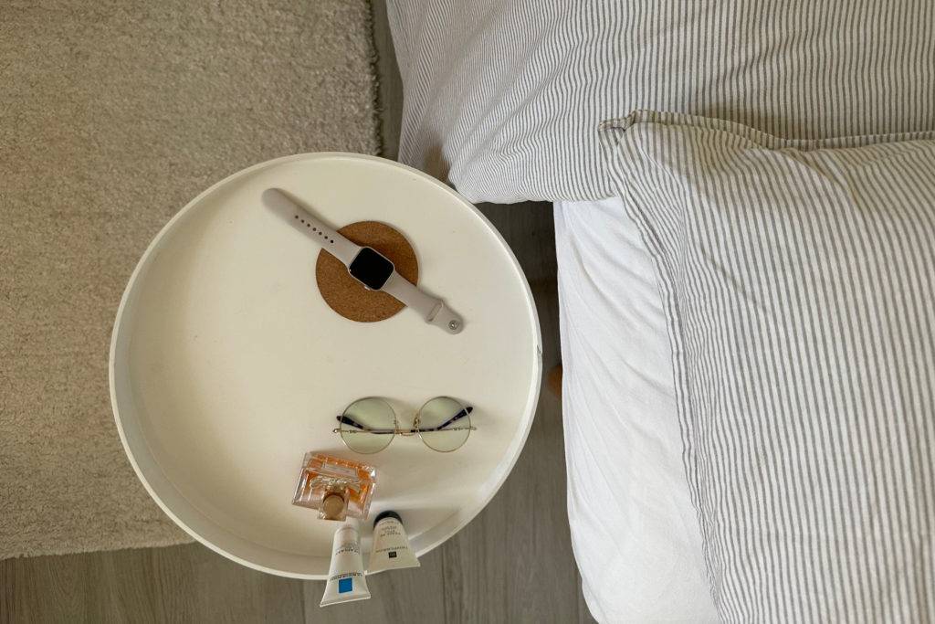 Beistelltisch im Test: Objekte liegen auf dem Beistelltisch von Ikea