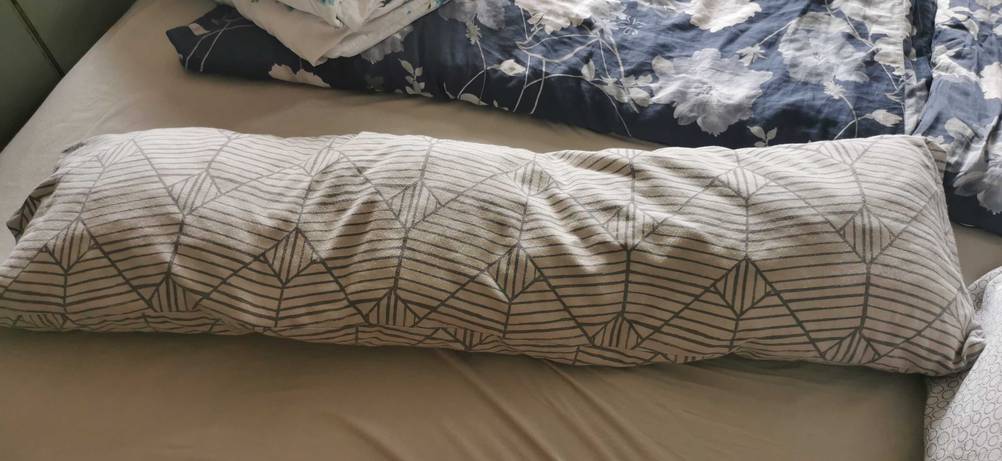 Seitenschlaeferkissen mit Bezug auf Bett
