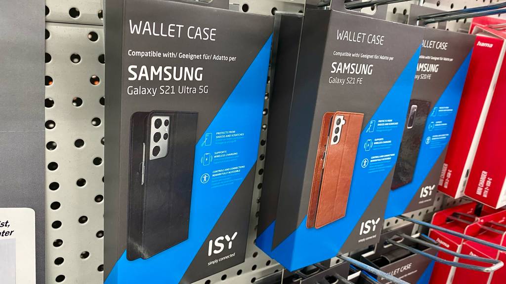 Im Test: Eine Packung Samsung-Galaxy-S21-Ultra-Hülle hängt neben anderen Produkten im Regal.