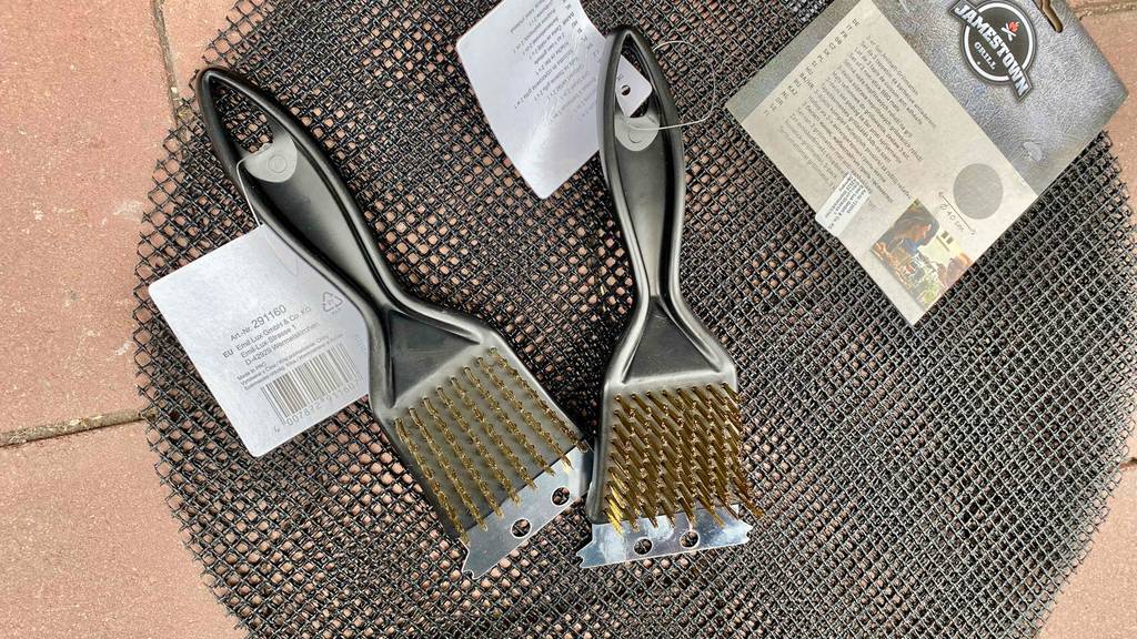 Grillbürste-Messing-Test: zwei Grillbürsten-aus Messing liegen mit den Borsten ersichtlich nach oben.