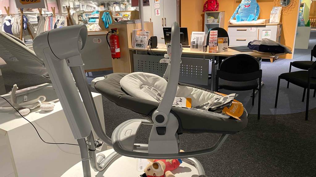 Elektrische-Babyschaukel im Test: eine elektrische-Babyschaukel von der Seite mit Gestell ersichtlich.