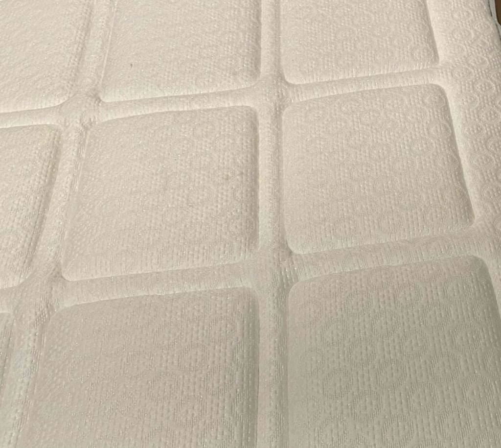 Kaltschaum-Topper-Test: Nahaufnahme des Materials eines Kaltschaum-Toppers.