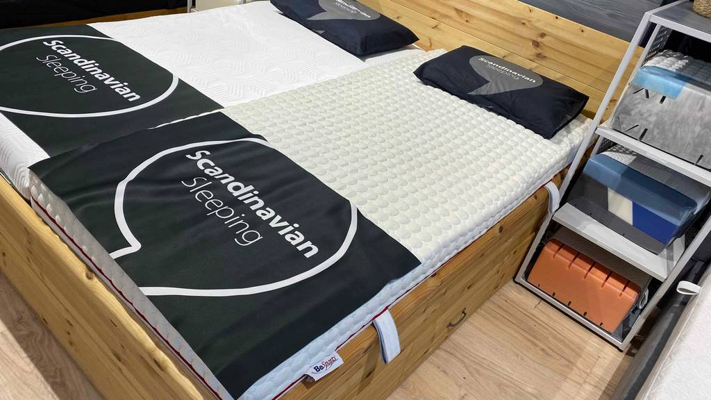 Getestet: Eine Matratze 80 x 200 cm in einem Doppelbett in einer Austellung.
