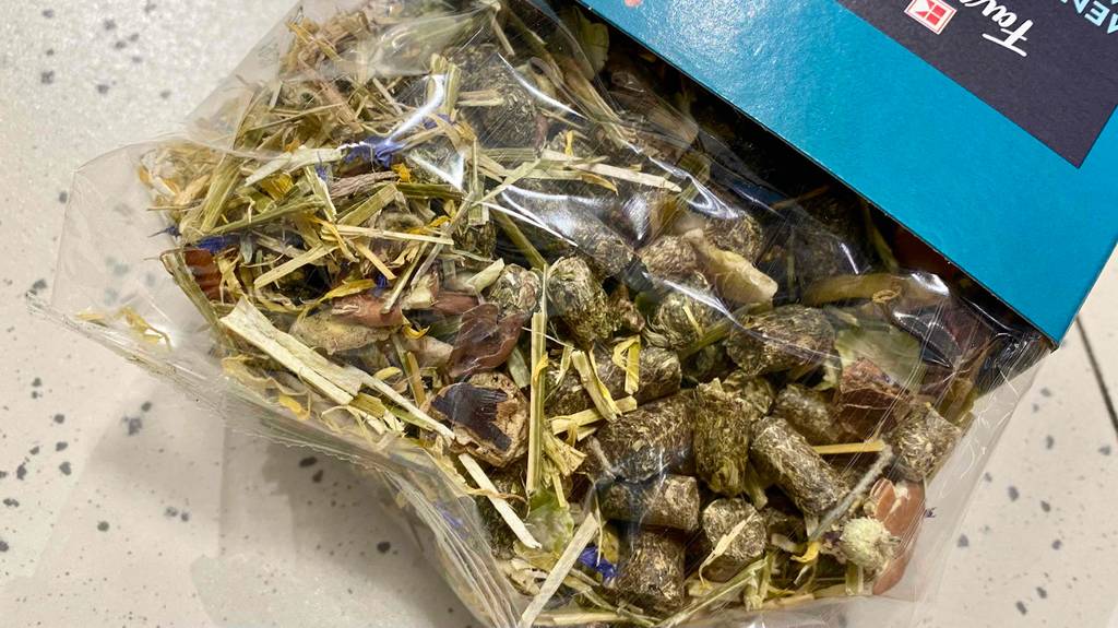 Kaninchenfutter getestet: Durchsichtiger Sack mit Inhalt zu sehen.