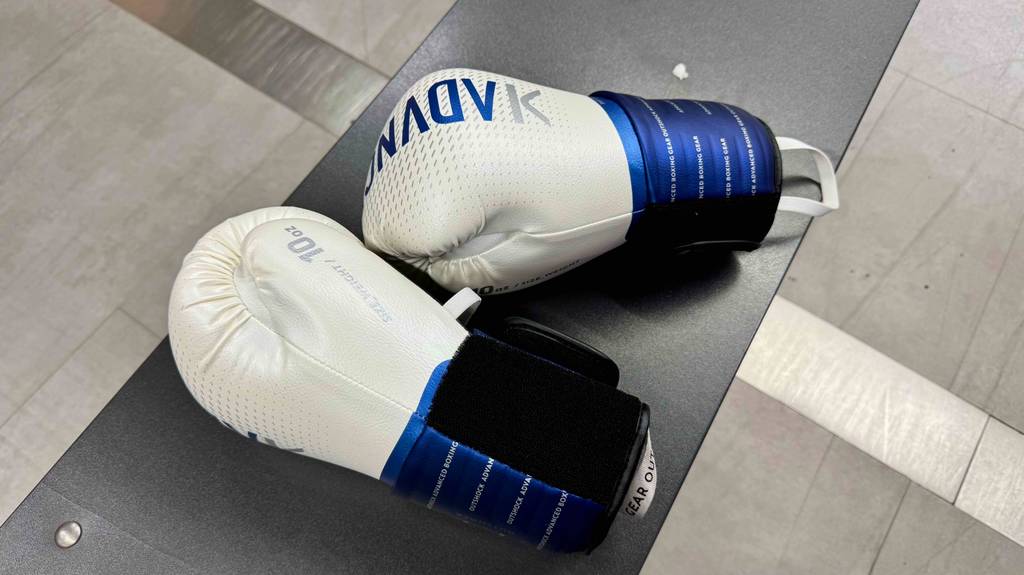 Einmal die Innen- und Außenfläche der getesteten Boxhandschuhe in 10 oz ersichtlich.