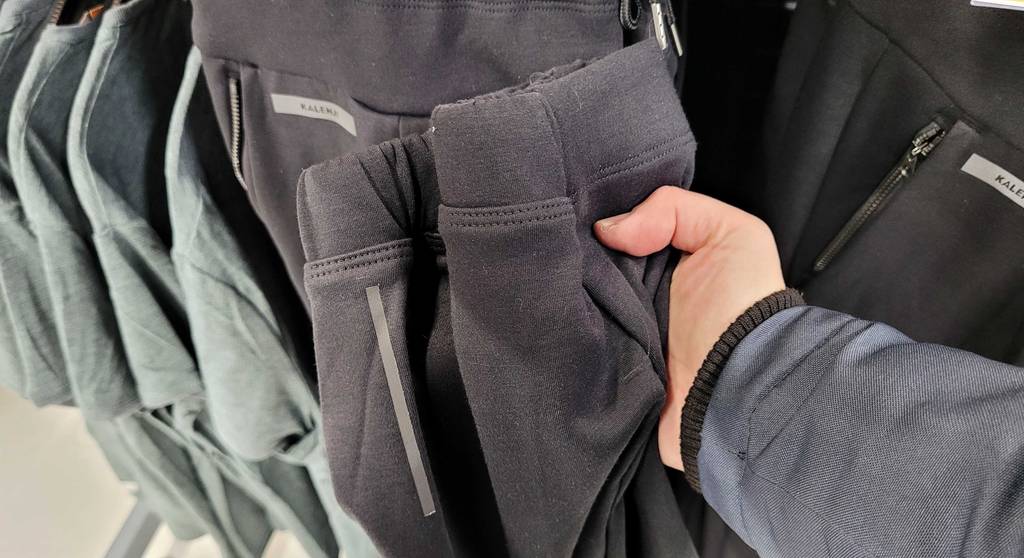 Thermo-Laufhose-Damen im Test: schwarze Thermo-Laufhose für Damen wird in der Hand gehalten.