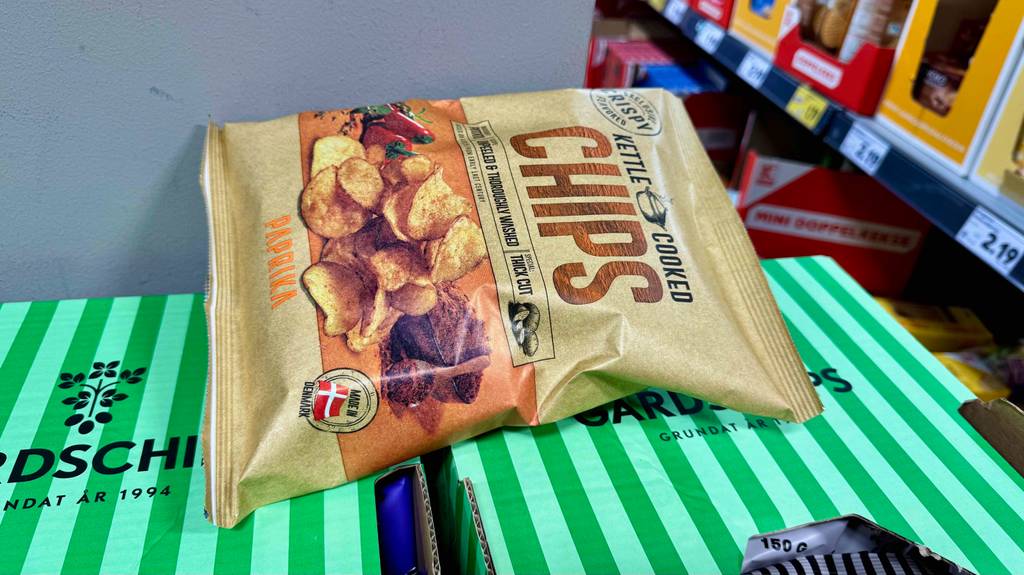 Getestet: Eine Packung Chips in der Geschmacksrichtung Paprika liegt auf Kartons.