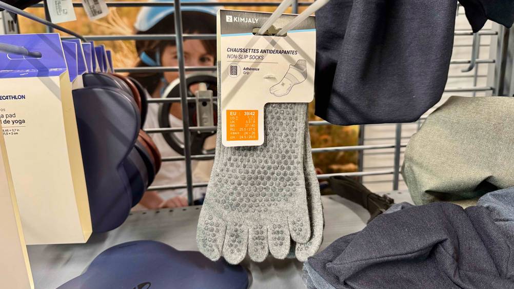 Die getesteten Zehensocken hängen in einem Regal eines Geschäfts.