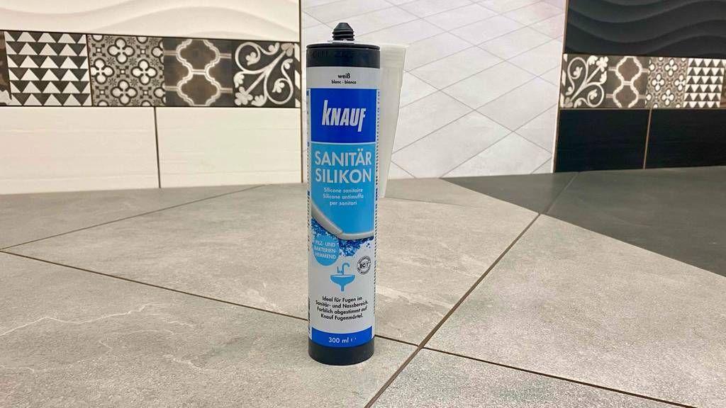 Sanitärsilikon getestet: ein Sanitärsilikon stehend auf einem Fliesenboden.