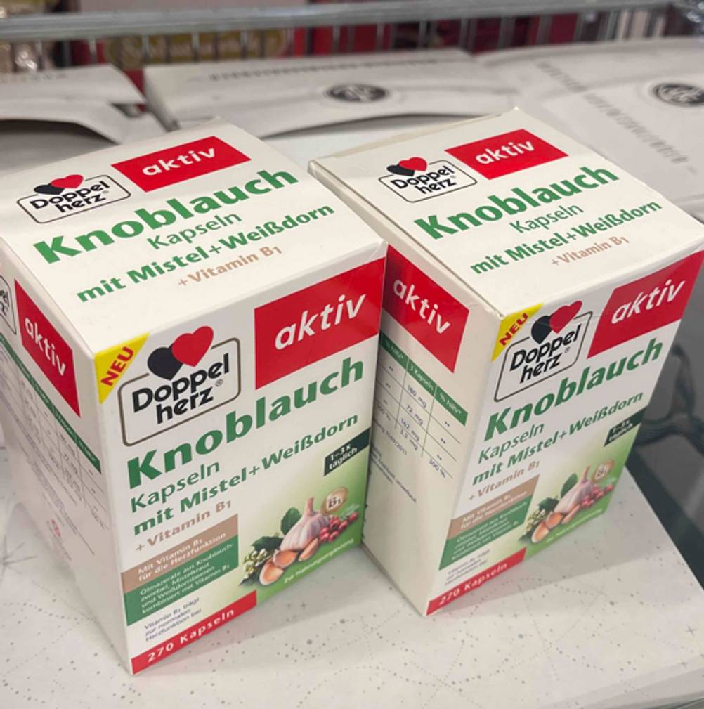Zwei Verpackungen der getesteten Knoblauch-Mistel-Weißdorn-Kapseln der Marke Doppelherz stehen nebeneinander.