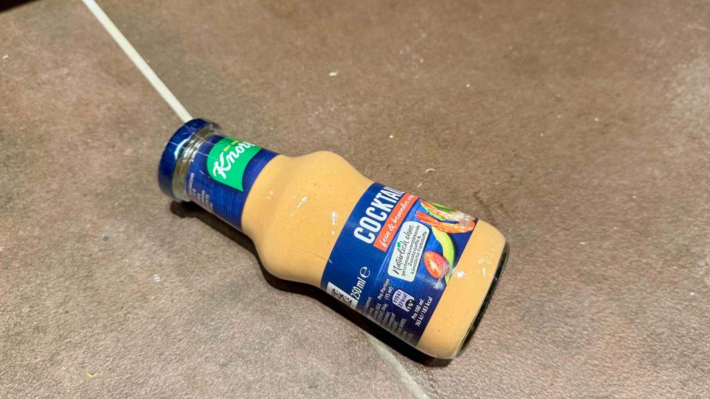 Die getestete Cocktail-Sauce im liegenden Zustand mit einem Inhalt von 250 ml.