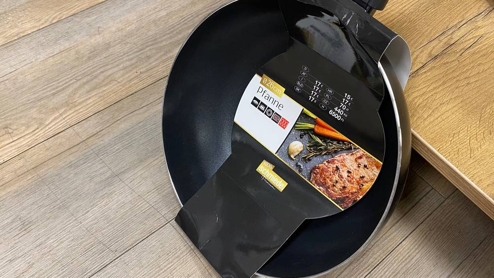 Pfanne-26-cm im Test: angelehnte Pfanne in der Farbe Schwarz ersichtlich.