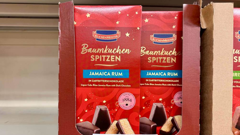 Mehrere Verpackungen des getesteten Baumkuchens mit der Geschmacksrichtung Jamaica Rum befinden sich in einem Karton.
