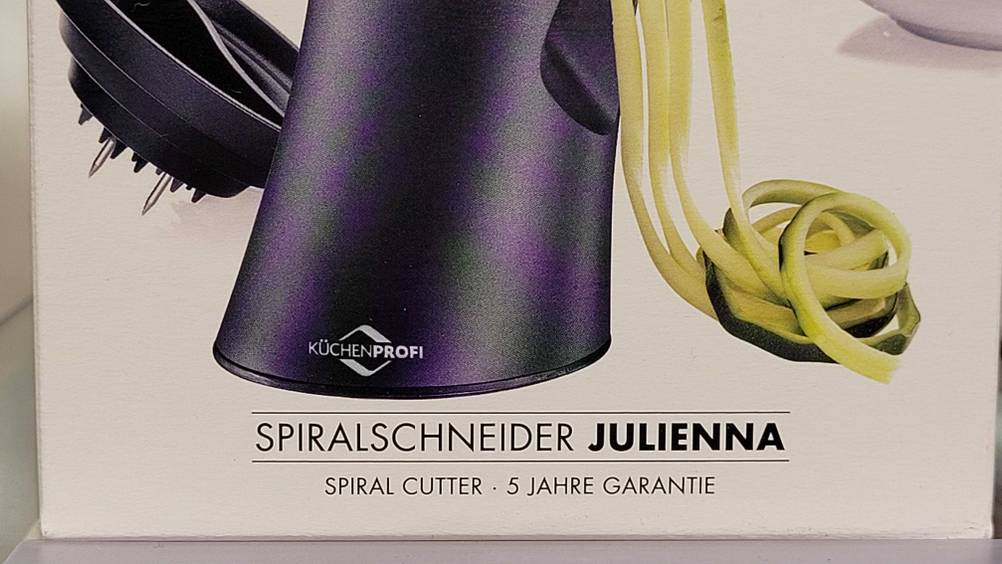 Nahfuanhme der Verpackung des getesteten manuellen Spiralschneiders - mit einer 5-jährigen Garantie, die vom Hersteller versprochen wird.