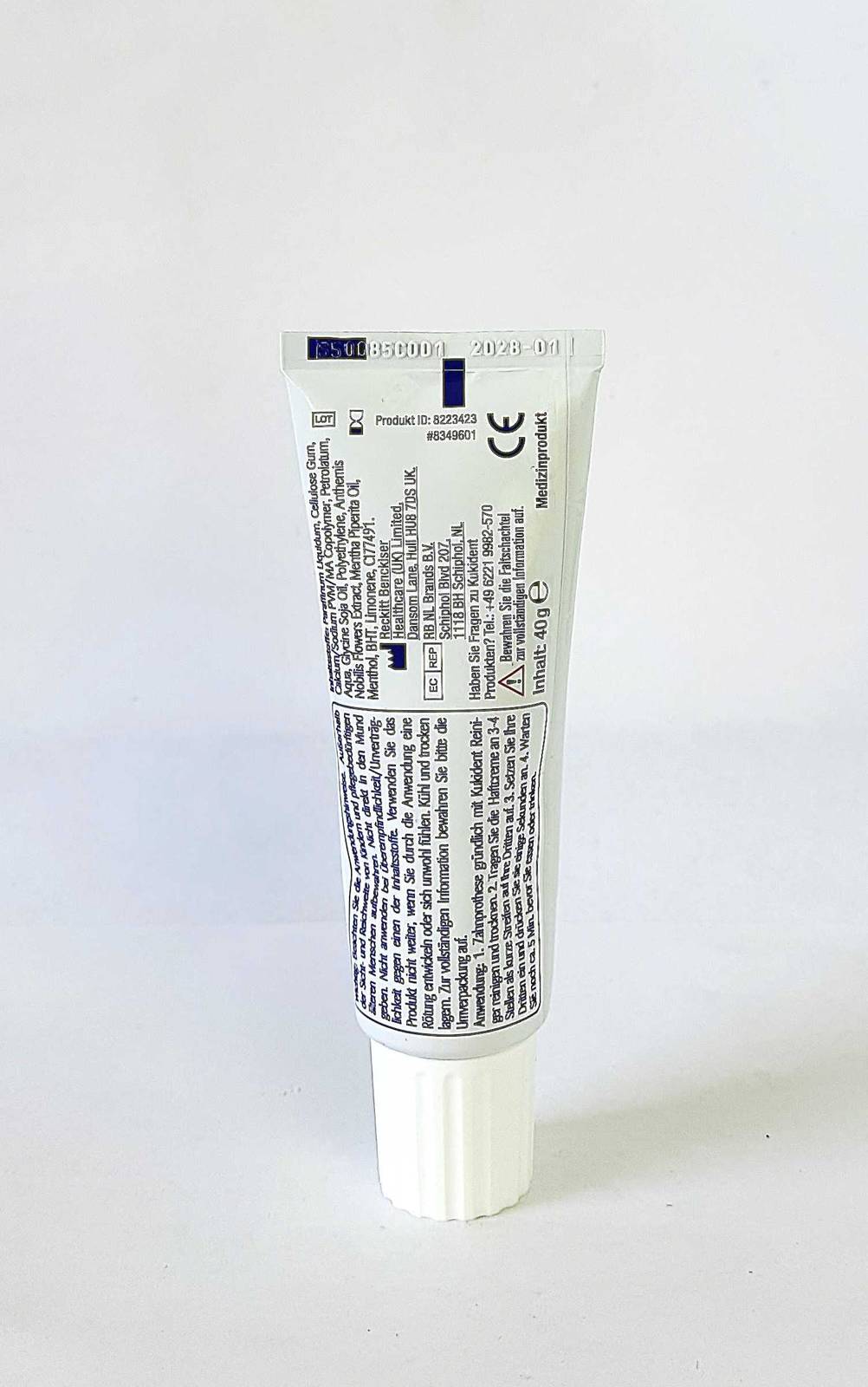 Eine Tube mit der getesteten Haftcreme steht auf einer weißen Oberfläche.