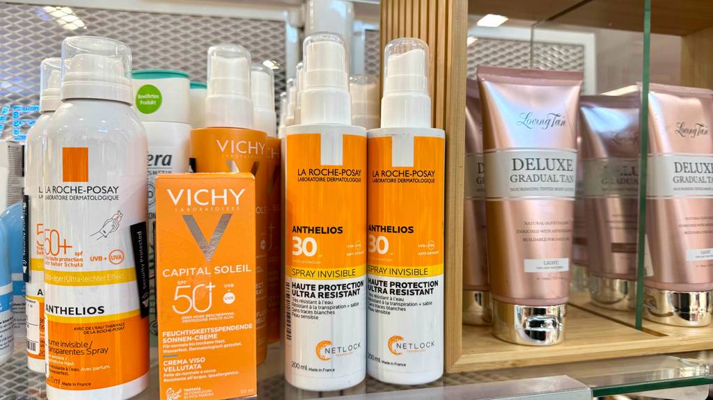 Mehrere Kunststoffflaschen mit gtesteter La-Roche-Posay-Sonnencreme stehen neben weiteren Sonnencremes auf einem Verkaufsregal.
