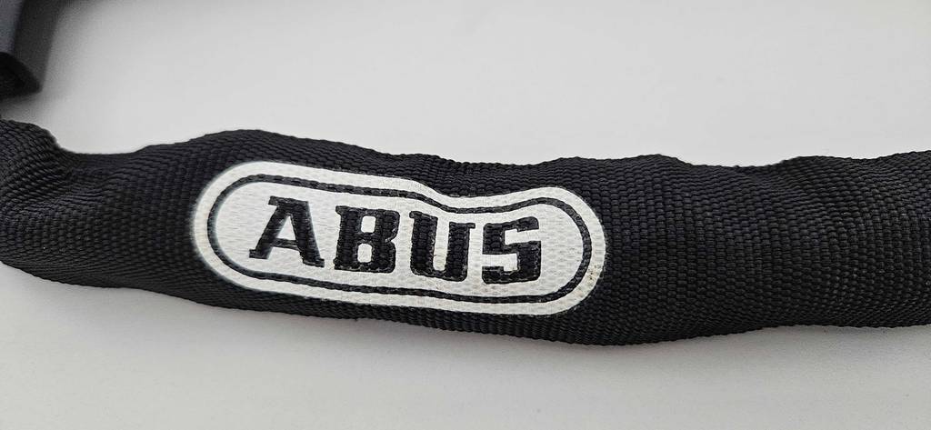 Fahrradschloss-lang-Test: Langes Fahrradschloss getestet: Detailaufnahme Logo.