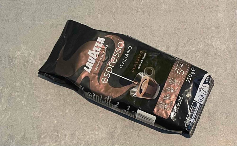 Lavazza-Kaffeebohnen getestet: Auf einer grauen Oberfläche liegt eine Packung quer.