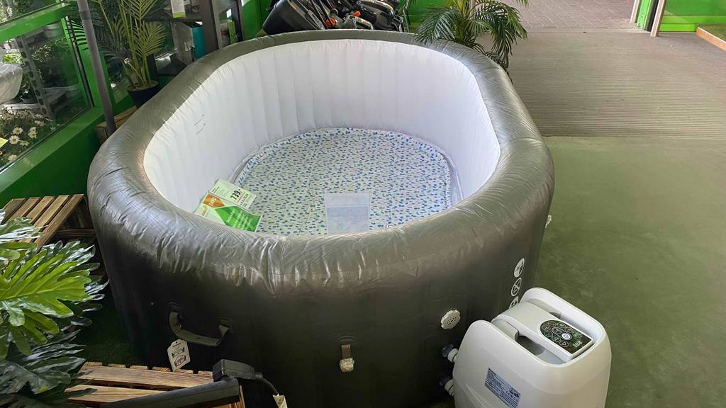 Aufblasbarer Whirlpool getestet: ein Whirlpool stehend in einem Geschäft als Ausstellungsstück.