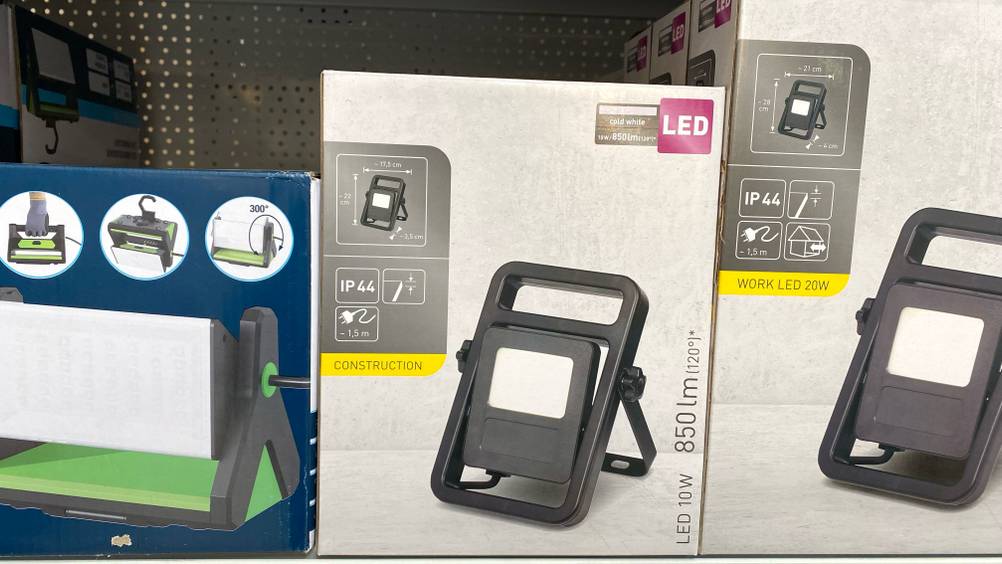 Im Test: Ein LED-Baustrahler steht neben anderen Produkten im Regal.