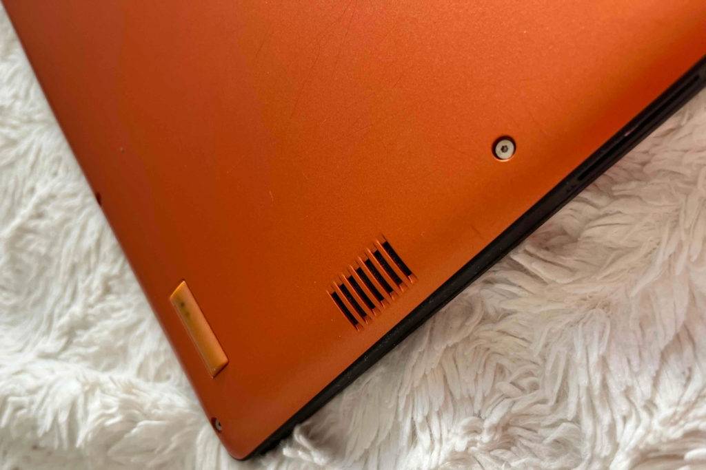 Lenovo Yoga im Test: Detailaufnahme Lüftung hinten
