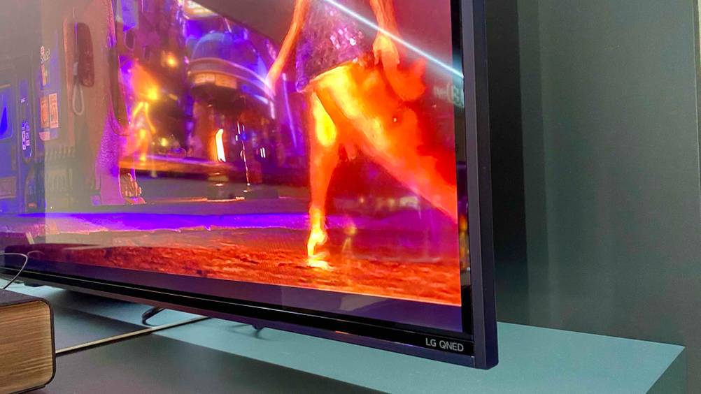 Rechter Rahmen eines 55-Zoll-Fernsehers im Fokus.