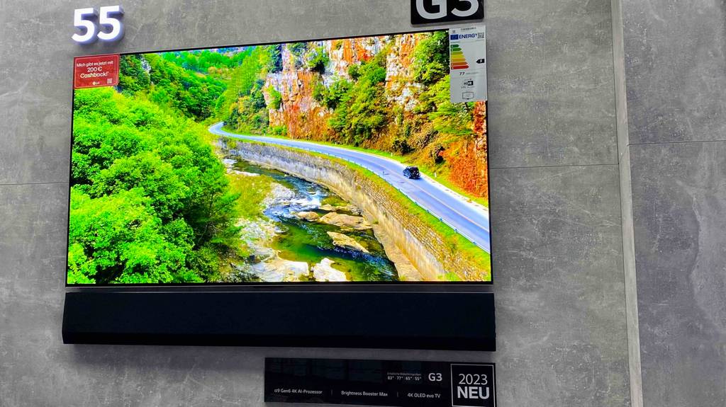 OLED-55-Zoll im Test: Frontansicht eines Fernsehers, der sich an einer Wand befindet im eingeschalteten Zustand.