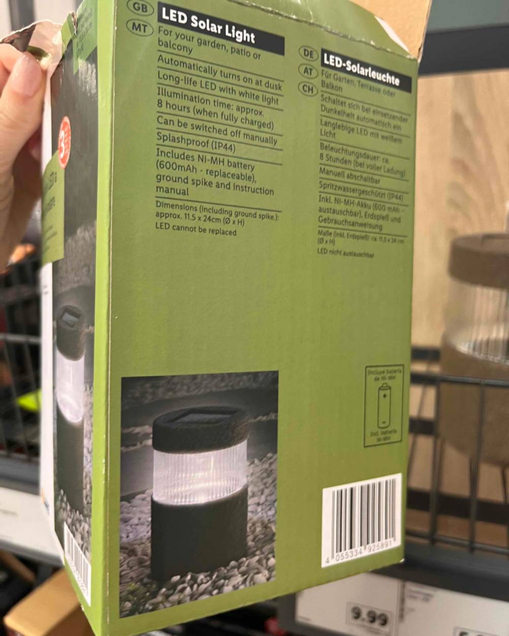Solar-Bodenleuchten-Test: die Verpackung einer Solar-Bodenleuchte von der Rückseite aus ersichtlich.