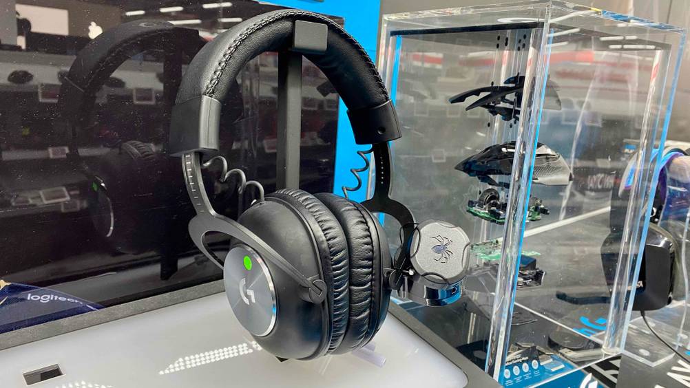 Ein getestetes Gaming Headset auf einem Ständer in einer Ausstellung.