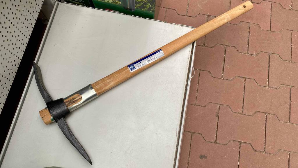 Kreuzhacke getestet: eine Kreuzhacke liegt au einem niedrigen Regal.
