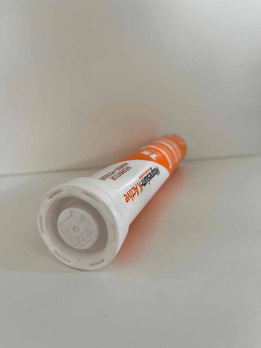 Magnesium-Brausetabletten getestet: Nahaufnahme des Deckels einer Packung.