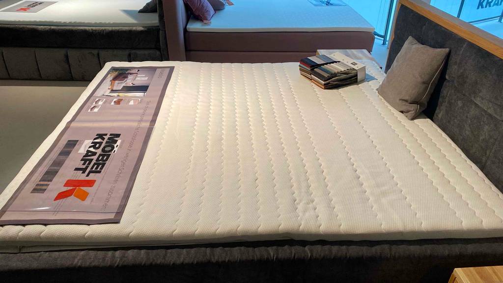 Auf einem Bett liegt ein Visco-Topper im Test.