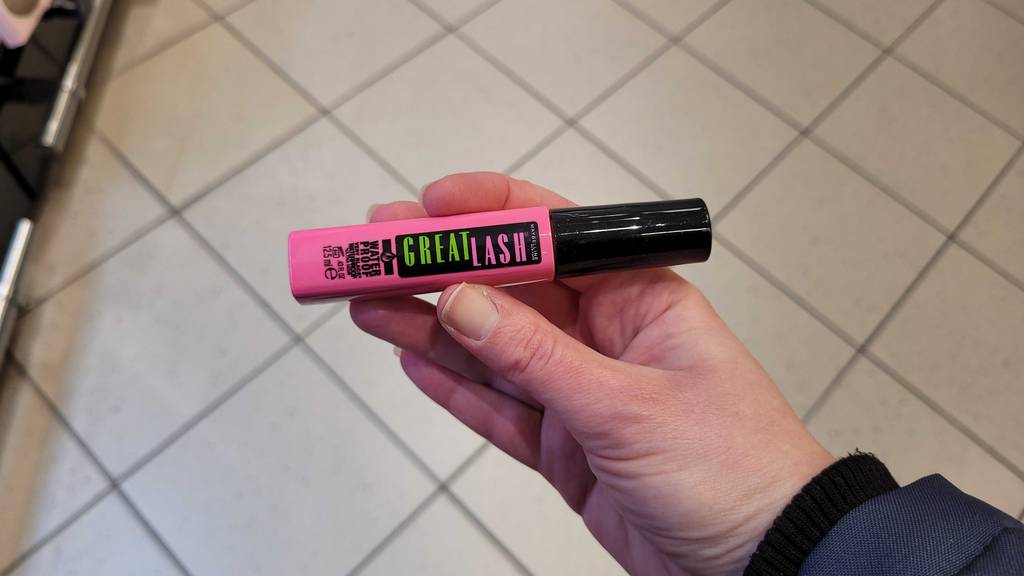 Die getestete Maybelline-Mascara wird in der Hand gehalten.