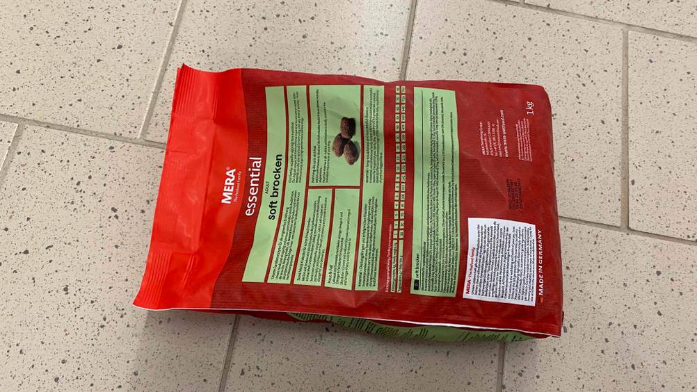 Mera-Hundefutter im Test: Rückseite der Verpackung eines Mera-Hundefutters.