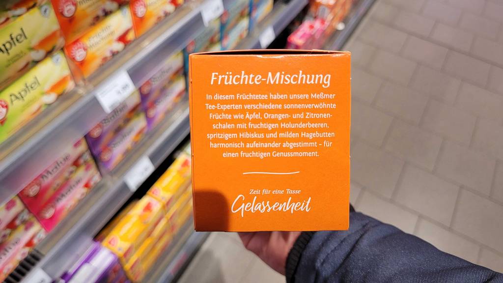 Seitliche Perspektive der Verpackung des getesteten Meßmer-Früchtetees mit Produktbeschreibung.