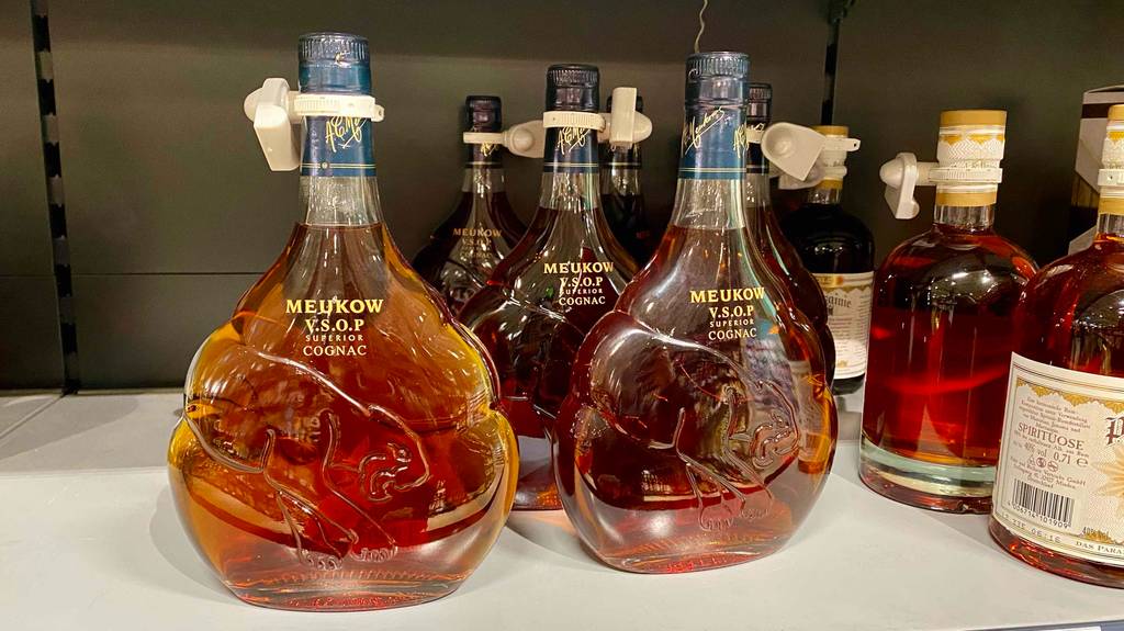 Cognac getestet: mehrere Flaschen Cognac der gleiche Marke stehen in einem Regal.