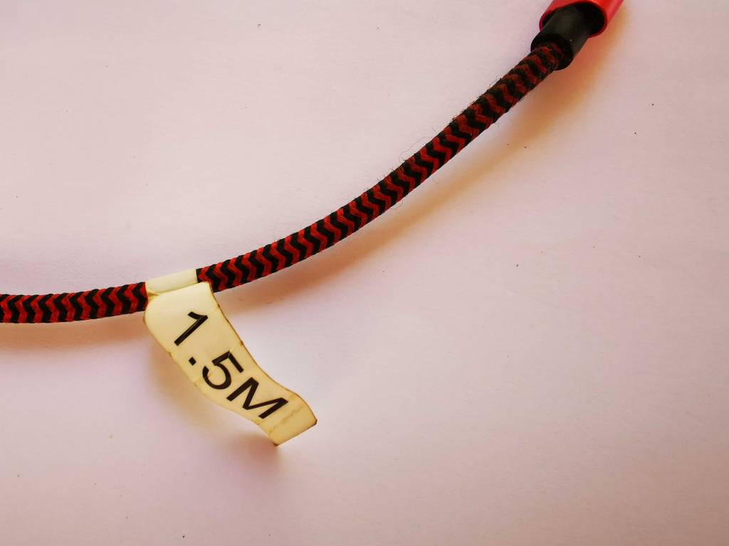 Detailansicht des Etiketts mit Längenangabe des 1,5 Meter langen getesteten Micro-USB-Kabels mit rot-schwarzen Ummantelung.