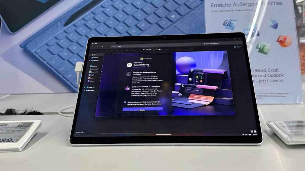 Frontansicht des eingeschalteten und getesteten Microsoft Surface.