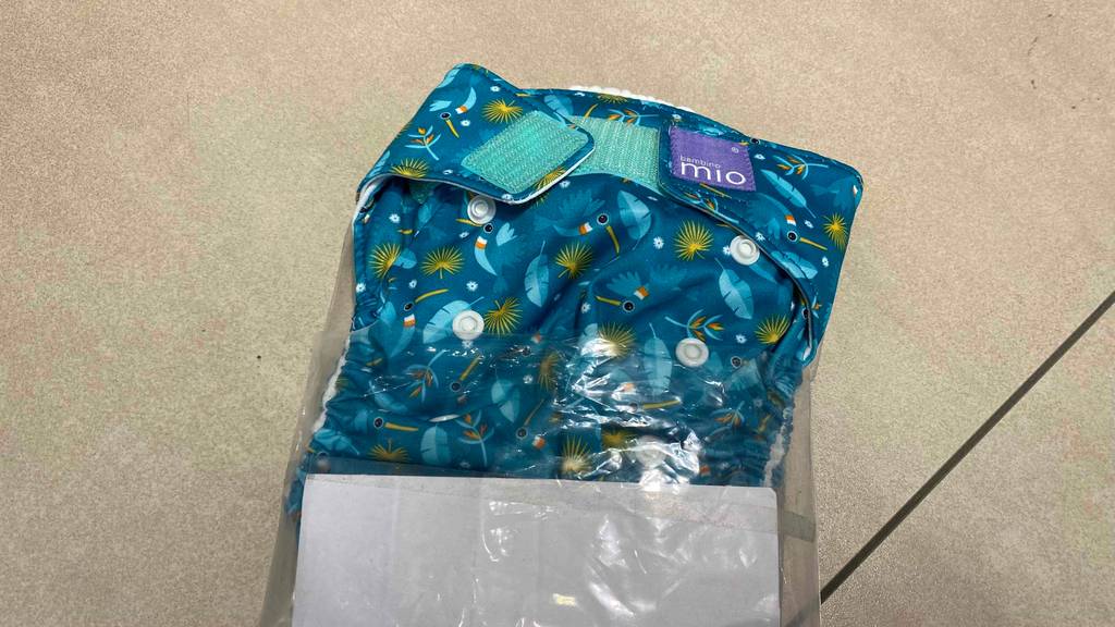 Stoffwindeln-Test: Stoffwindeln mit Klettverschluss ragen aus der Verpackung heraus.