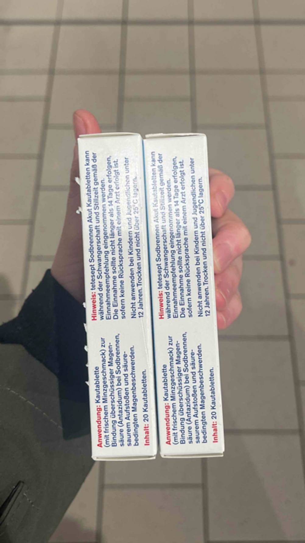 Mittel gegen Sodbrennen getestet: Seitenansicht von zwei Verpackungen, worauf allgemeine Hinweise und Anwendungshinweise darauf ersichtlich sind.