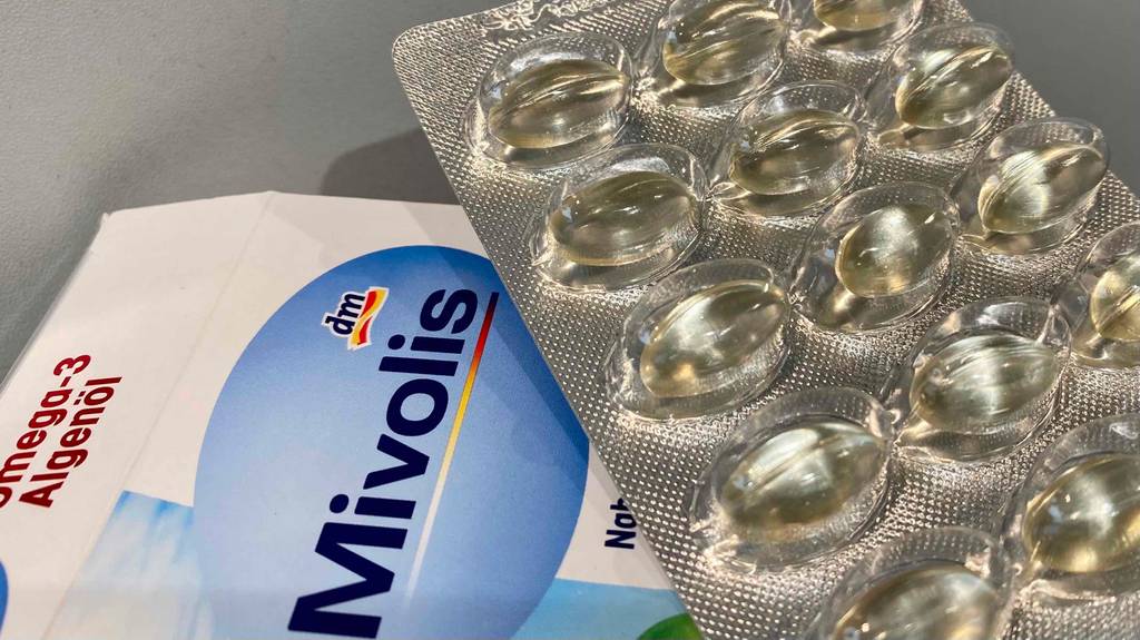 Algenöl im Test: Blister liegt neben der Verpackung