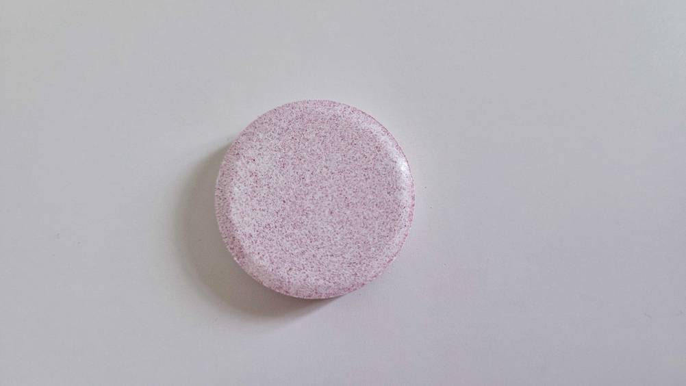 Im Test: Nahaufnahme einer Tablette Mineralstoff zum auflösen.