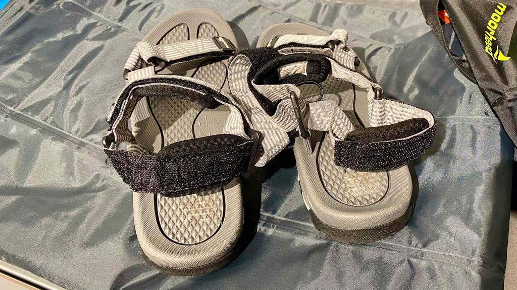 Unisex-Trekkingsandalen-Test: Detailaufnahme der Riemchen hinten.