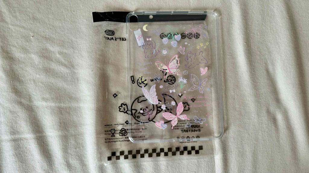Die Rückseite einer getesteten iPad-Air-4-Hülle liegt auf der Plastikverpackung.
