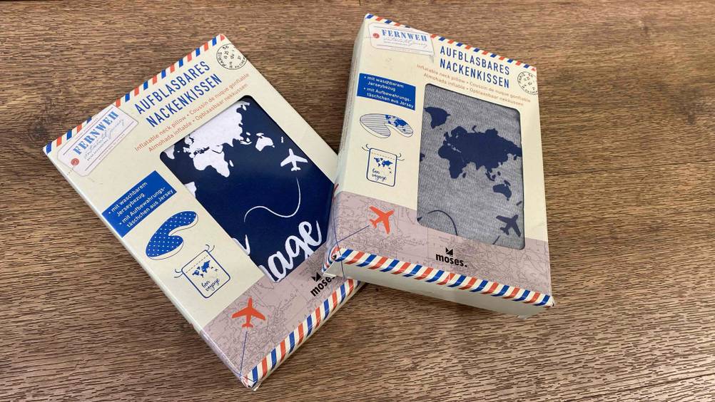 Zwei getestete Nackenkissen in verschiedenen Designs in der Verpackung.