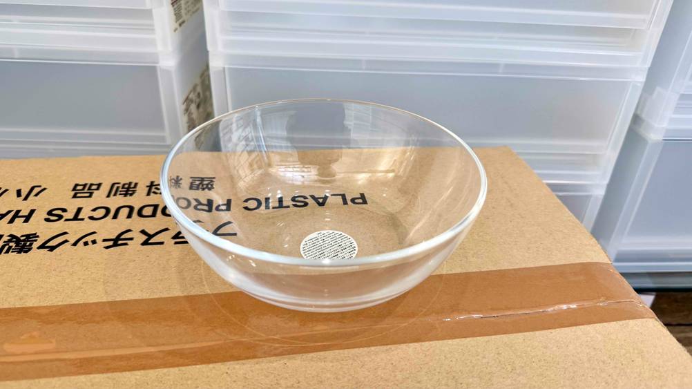 Glasschüssel-Test: Eine Schüssel aus Glas steht auf einem Karton.