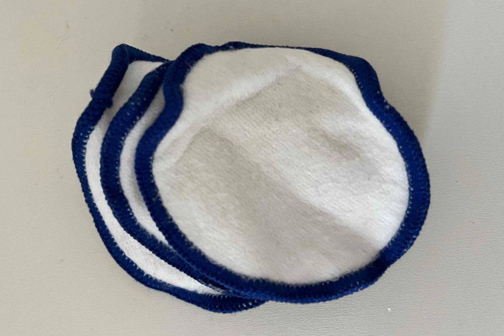 Wiederverwendbare Wattepads im Test: Einige Pads auf heller Oberfläche