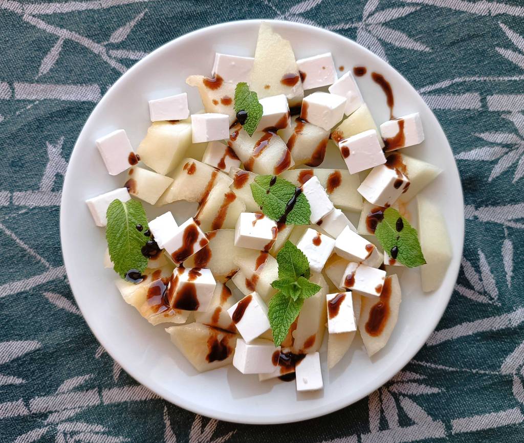 Balsamico-Creme auf Salat.