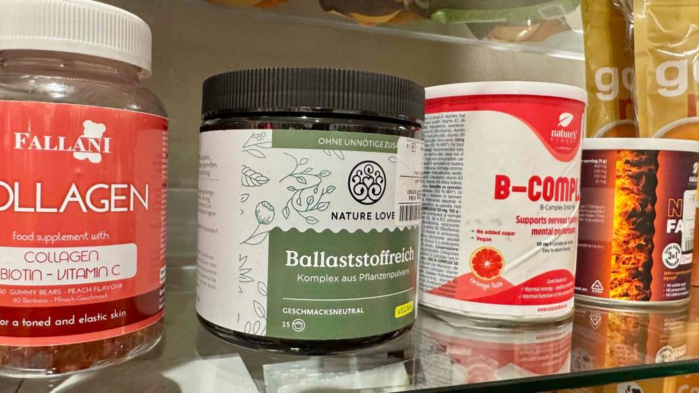 Eine Dose der Ballaststoffe von Nature Love steht in einem Regal neben anderen Nahrungsergänzungsmitteln.